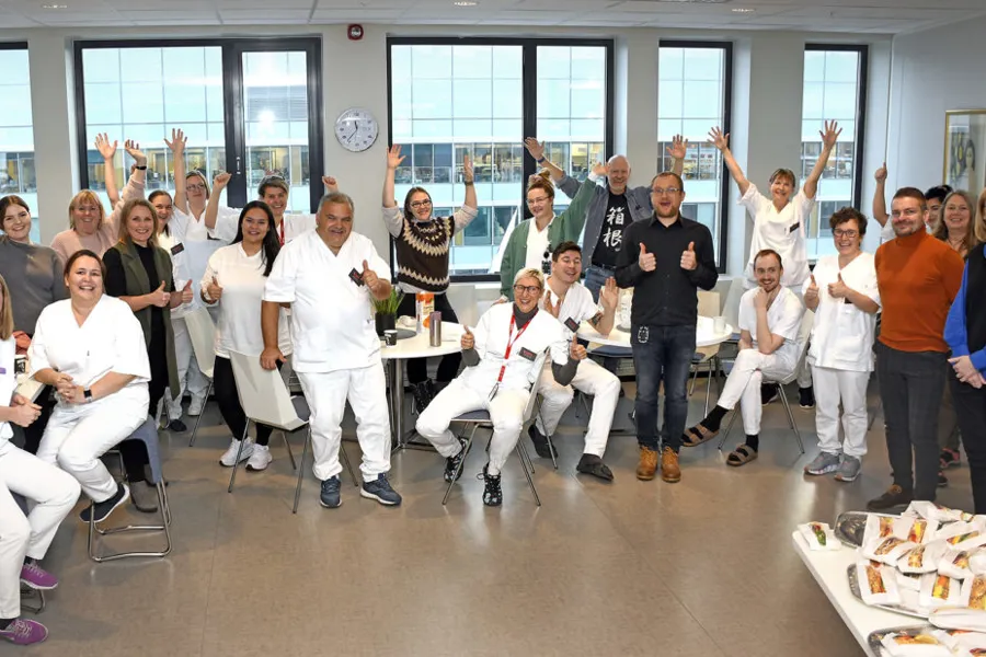 En gruppe mennesker som poserer for et bilde