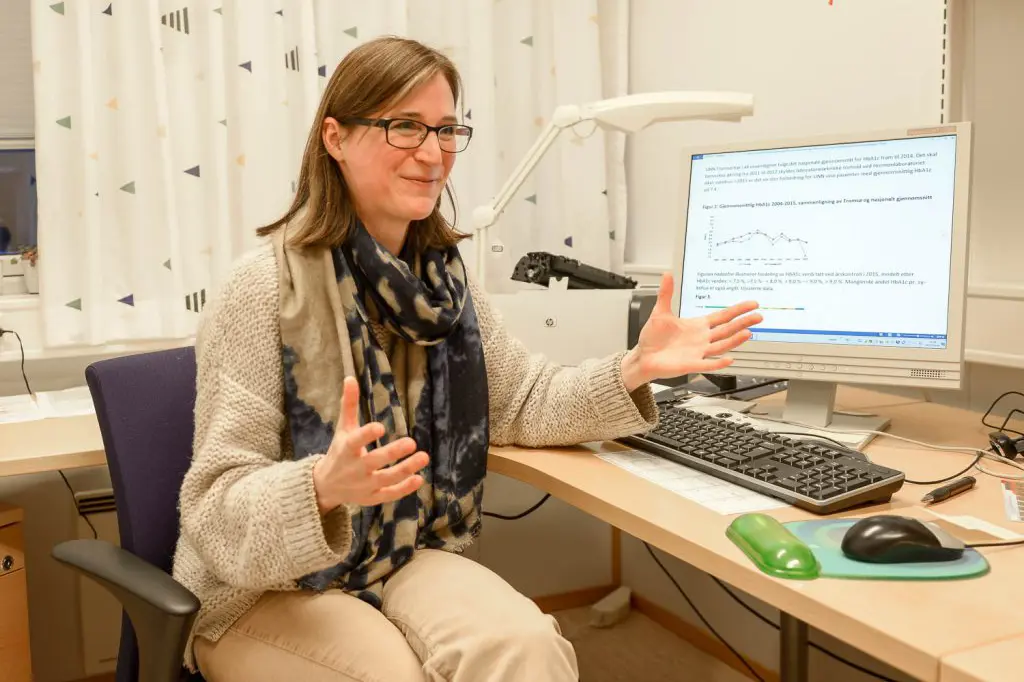 En kvinne som sitter ved et skrivebord