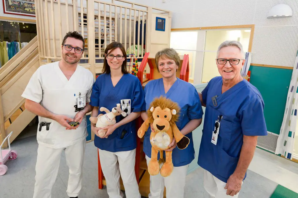 En gruppe mennesker som poserer med en hund