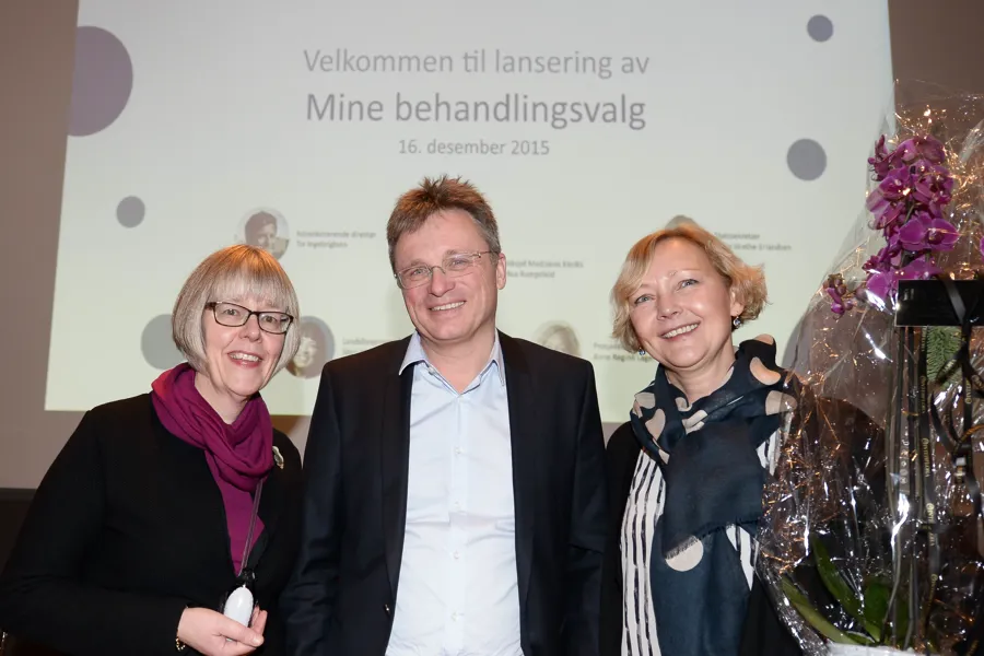 En gruppe mennesker som poserer for et bilde