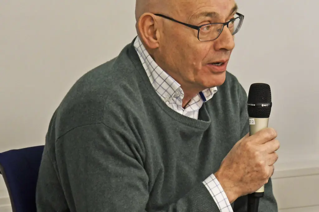 En mann som holder en mikrofon
