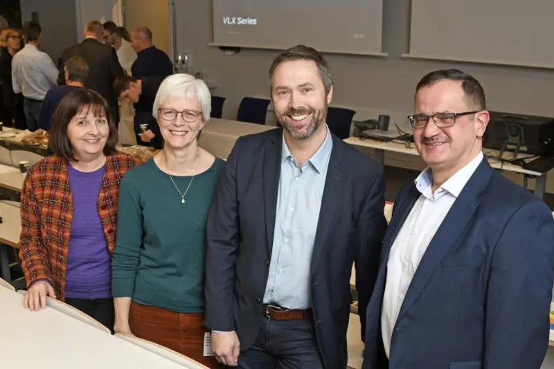 En gruppe mennesker som poserer for et bilde