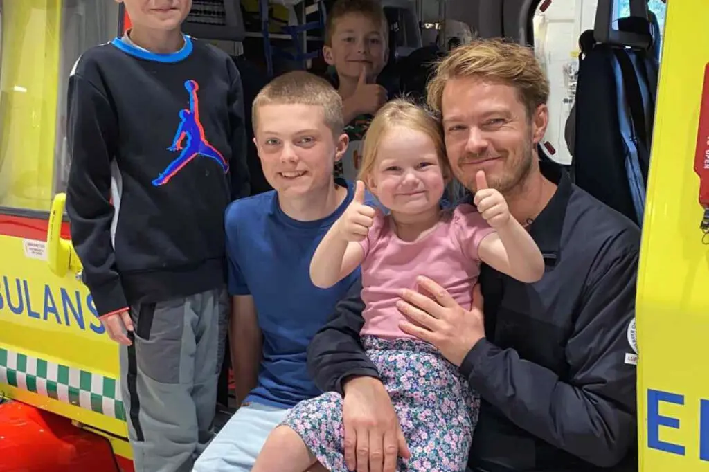 Familien Florholmen-Kjær med pappa i helikopteret