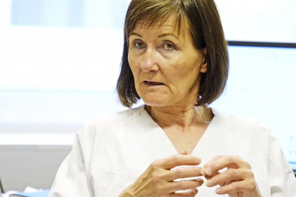 En person i hvit skjorte
