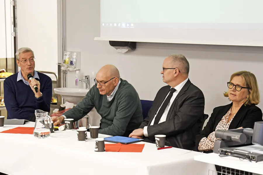 En gruppe mennesker som sitter ved et bord