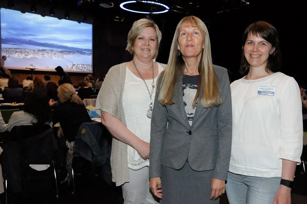 En gruppe kvinner som poserer for et bilde
