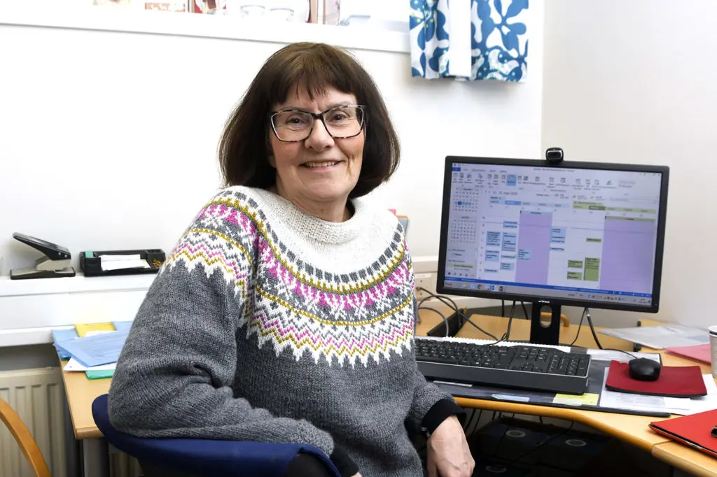 En person som sitter ved et skrivebord