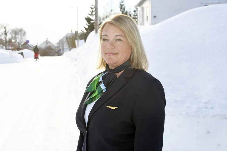 En person som står i snøen