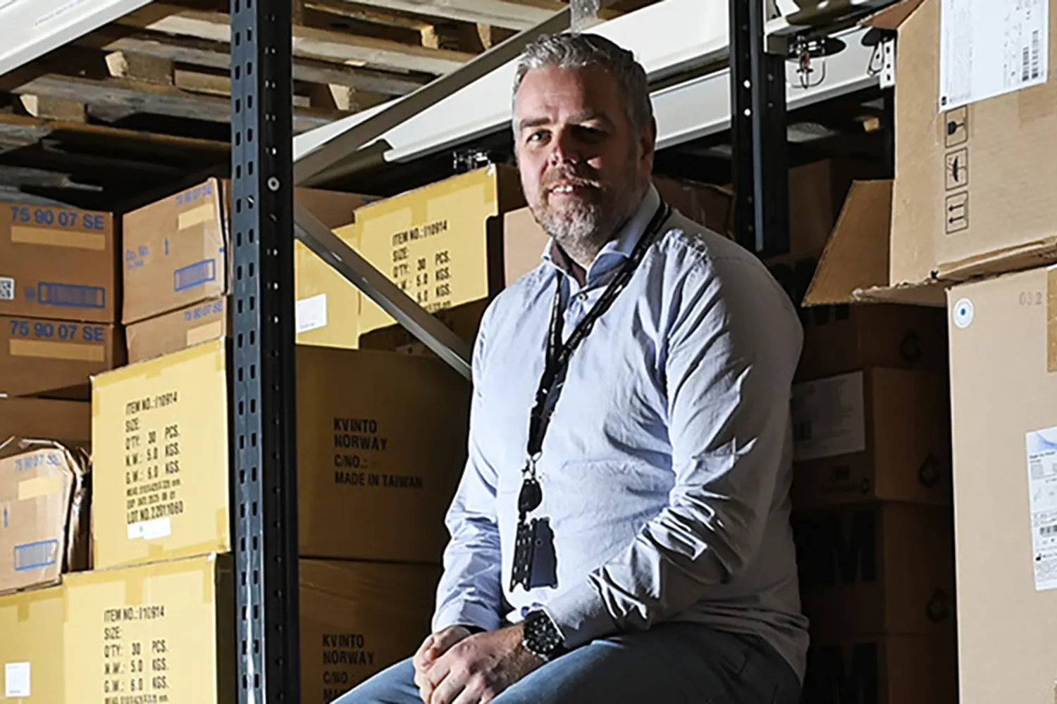 En person som sitter på et lager