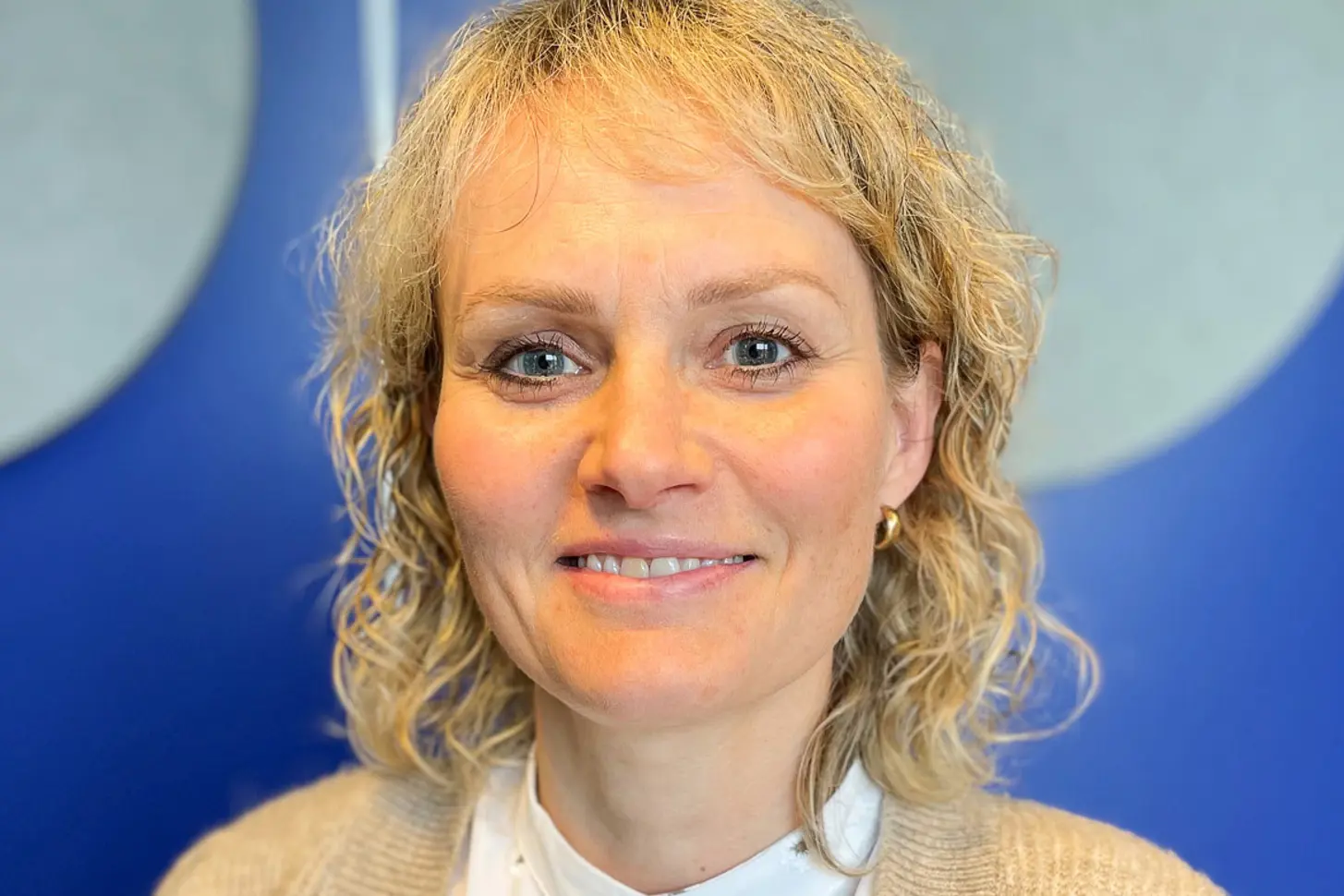 En person med blondt hår