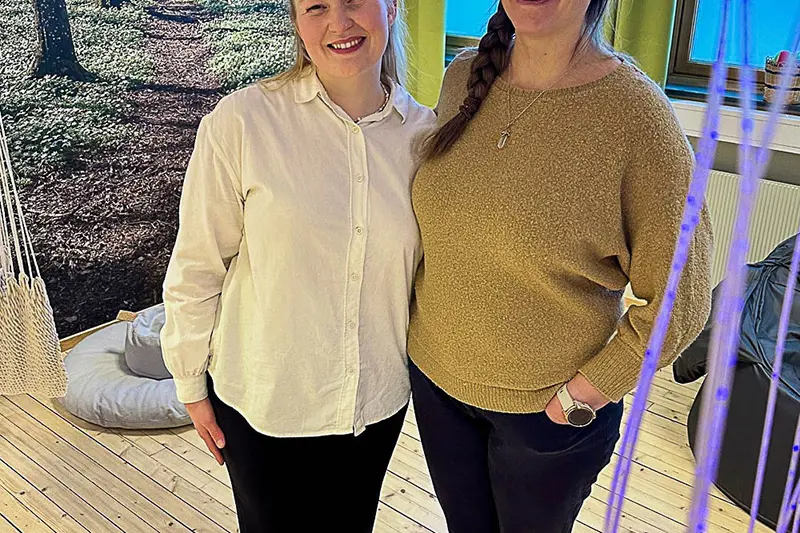 To damer foran naturtapet
