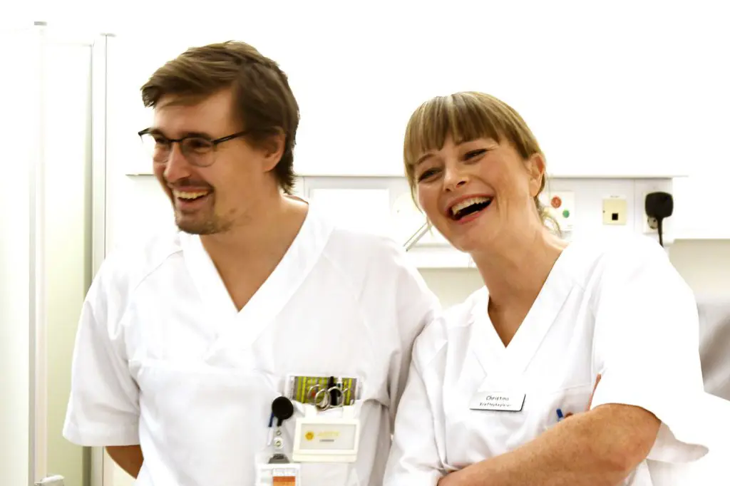 En mann og en kvinne i hvite laboratoriefrakker