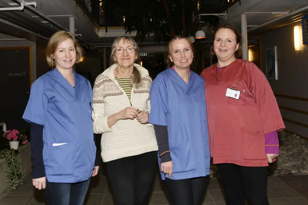 En gruppe kvinner som poserer for et bilde