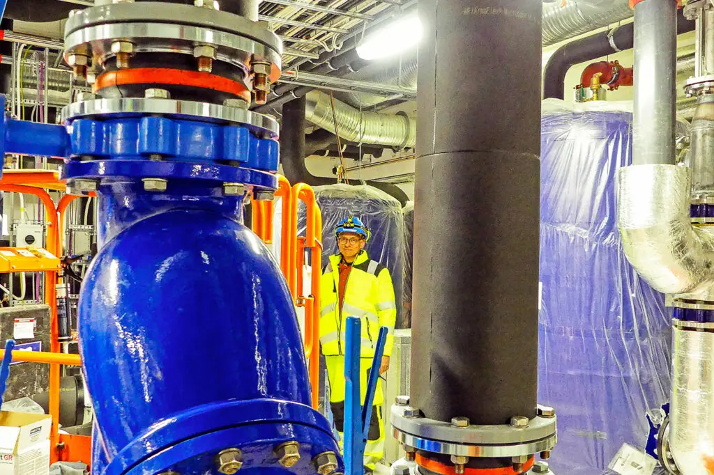 Mann stående i det tekniske rommet i nye UNN Narvik