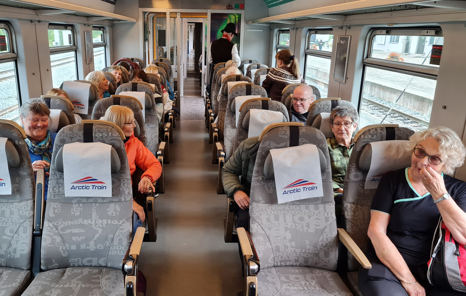 En gruppe mennesker på en buss