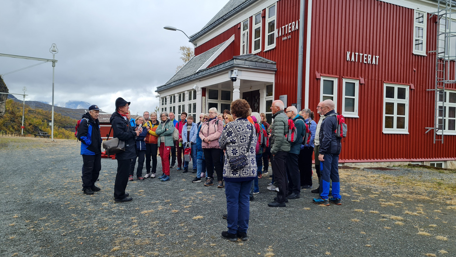 En gruppe mennesker som står utenfor en bygning