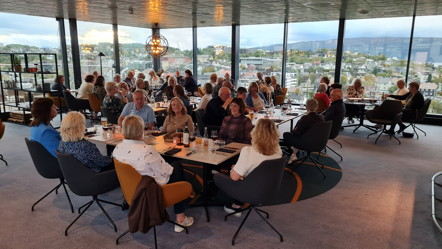 En gruppe mennesker som sitter rundt et bord