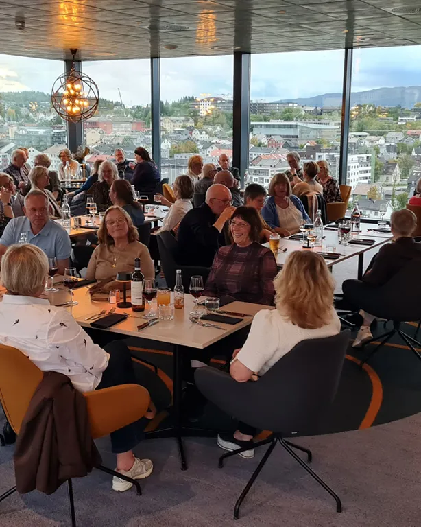 En gruppe mennesker som sitter rundt et bord