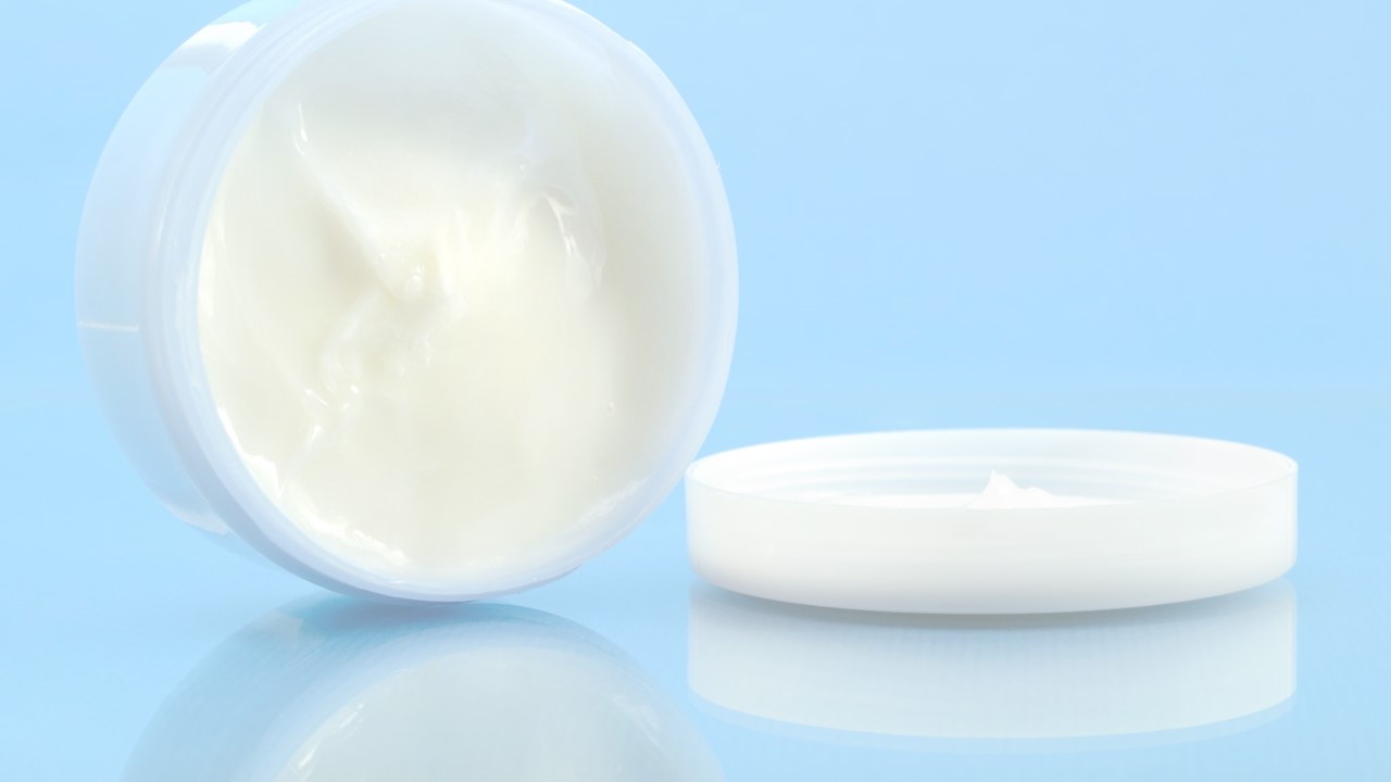 En hvit bolle og en hvit bolle