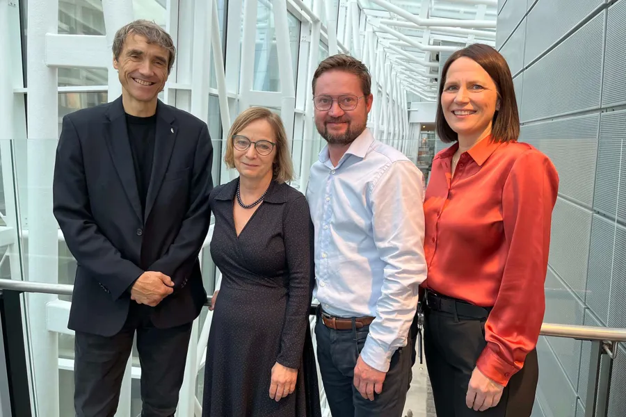 En gruppe mennesker som poserer for et bilde