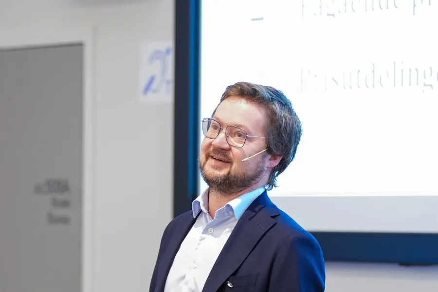 Direktøren i blazer og skjorte