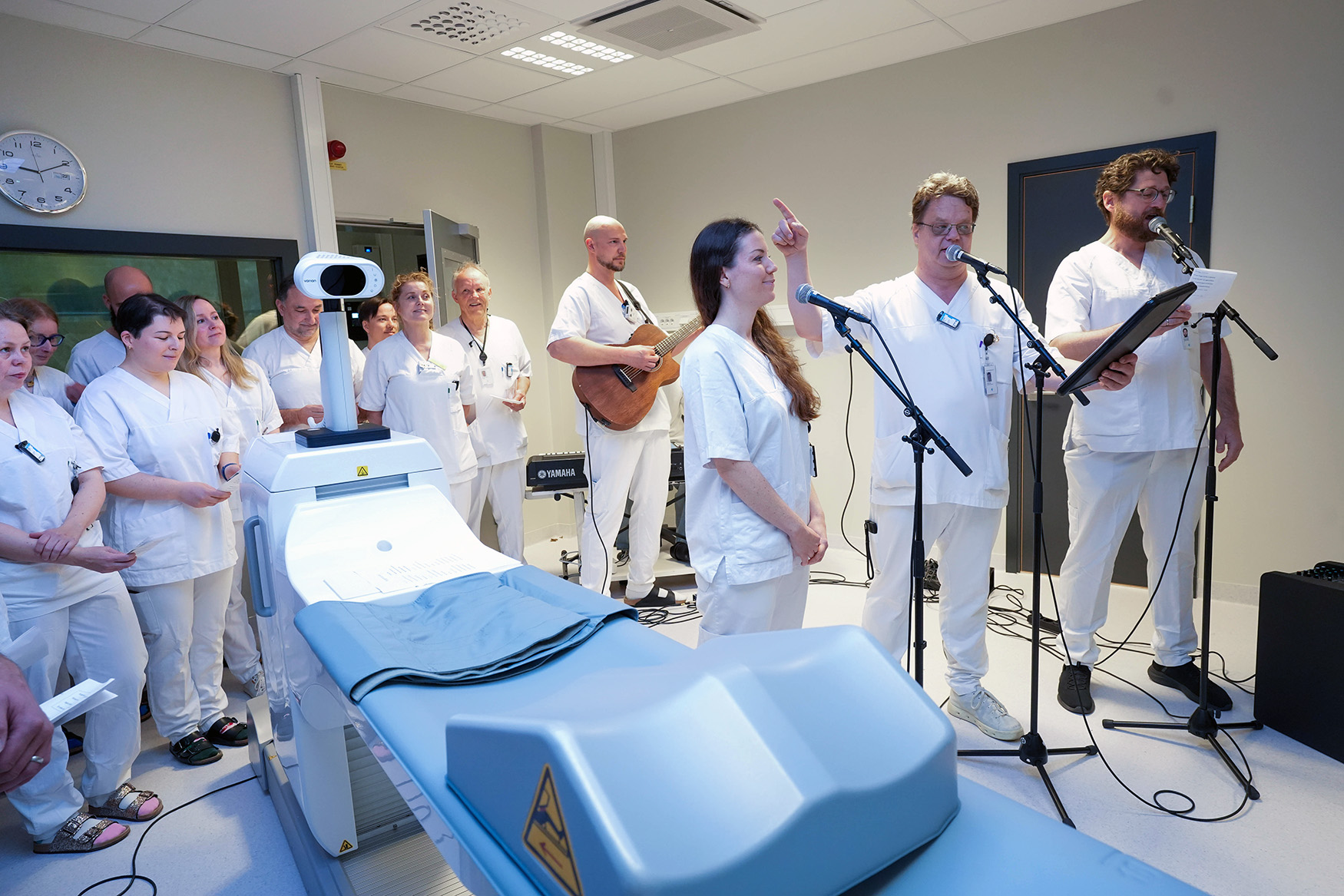 En gruppe mennesker som spiller instrumenter