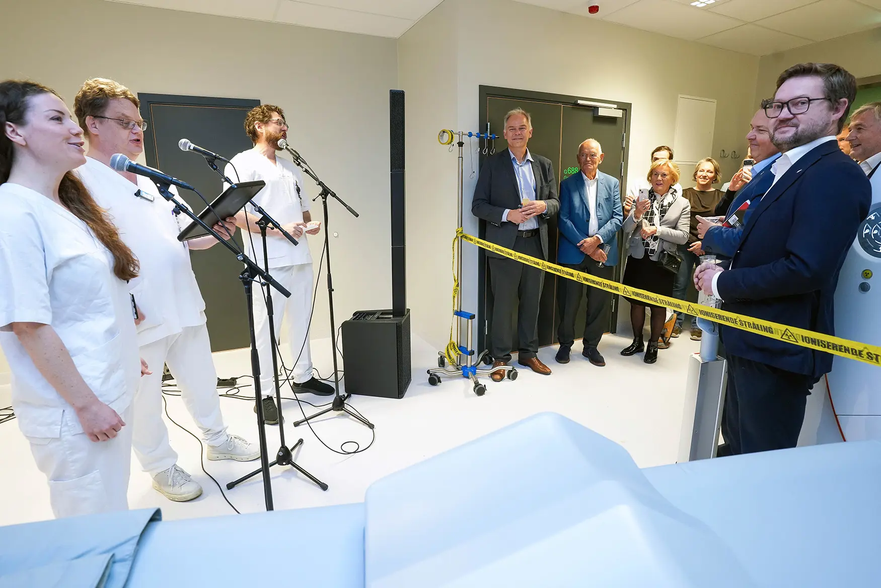 En gruppe mennesker som spiller instrumenter