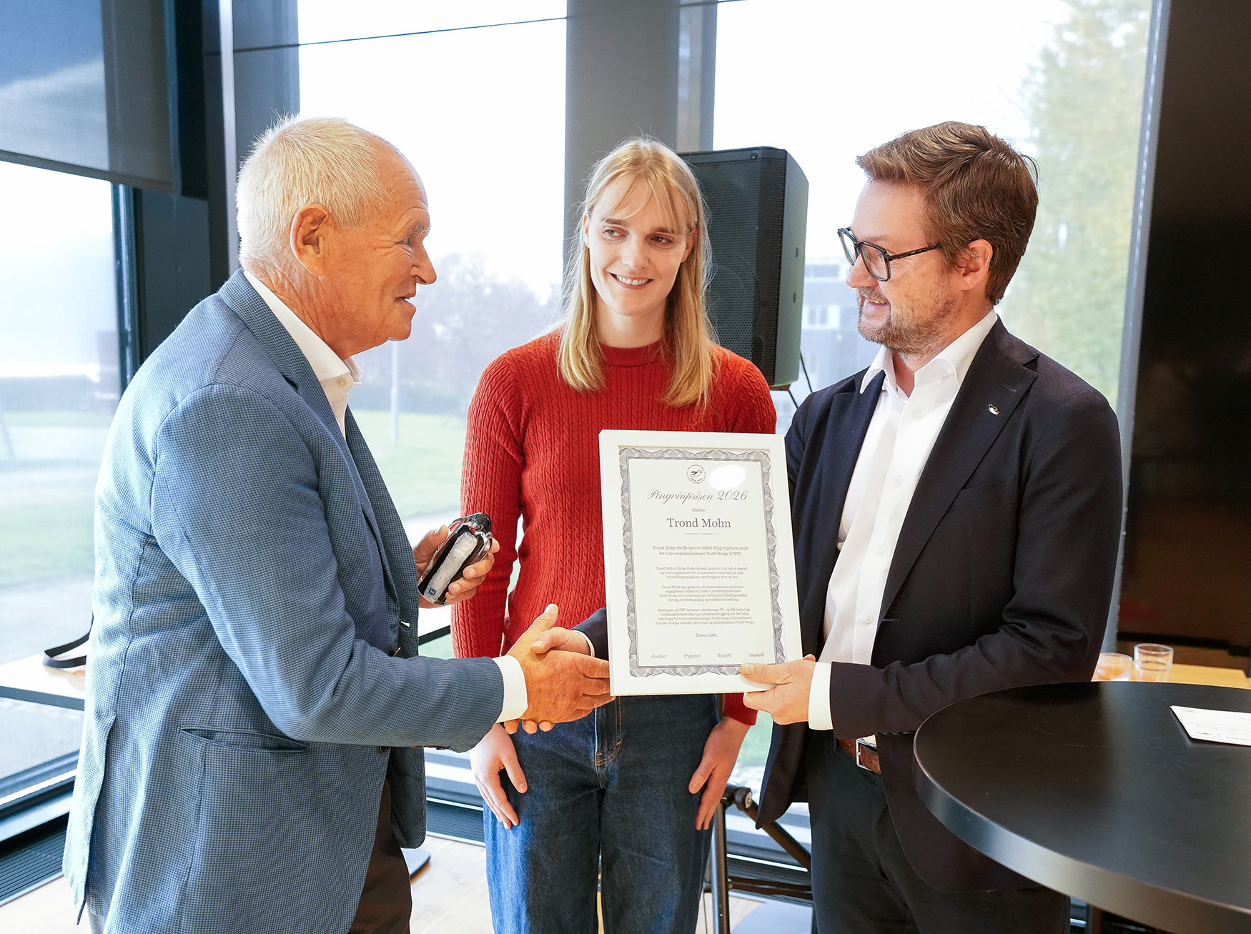 Noen forretningsfolk som diskuterer