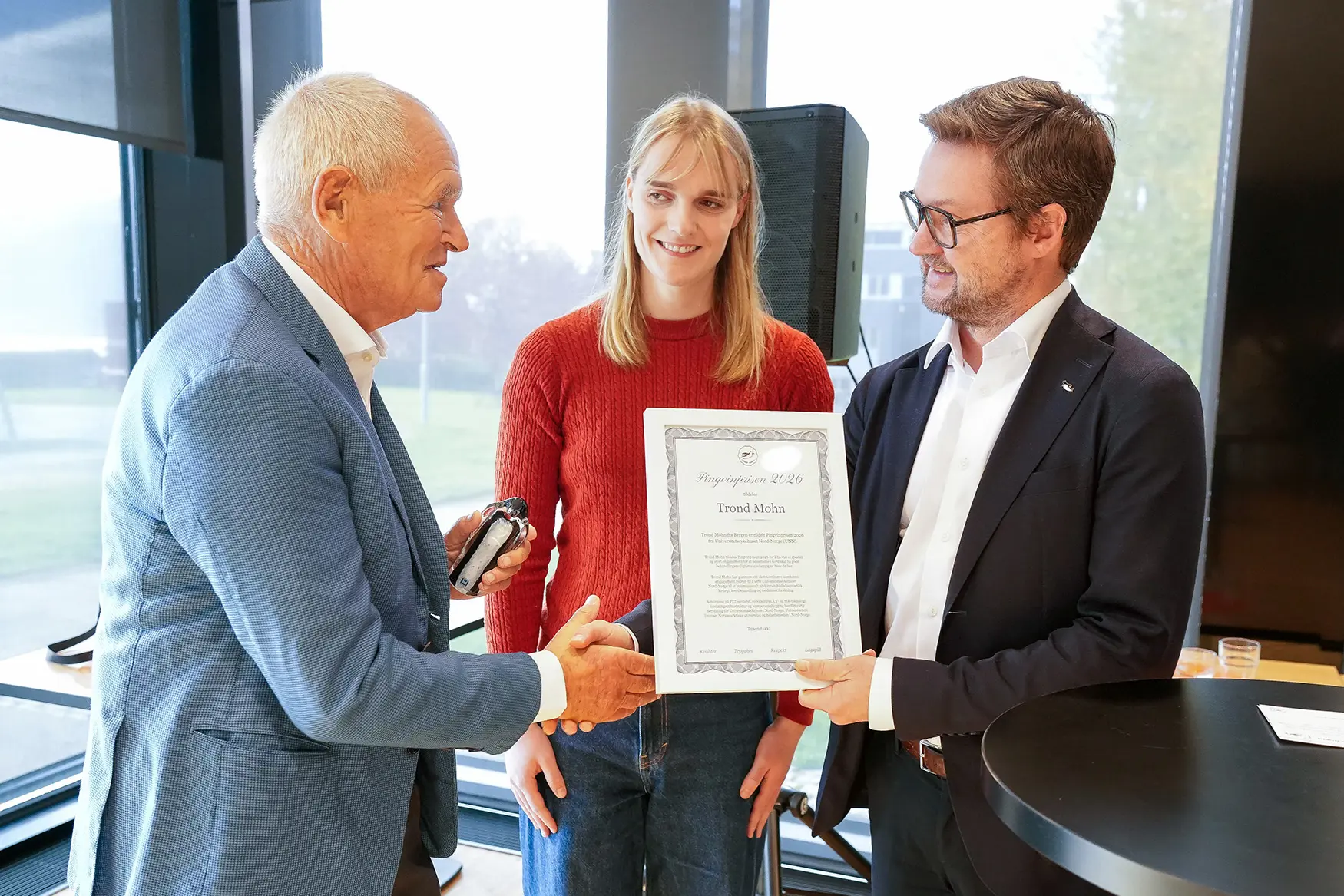 Noen forretningsfolk som diskuterer