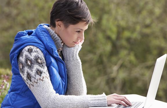 Kvinne med laptop