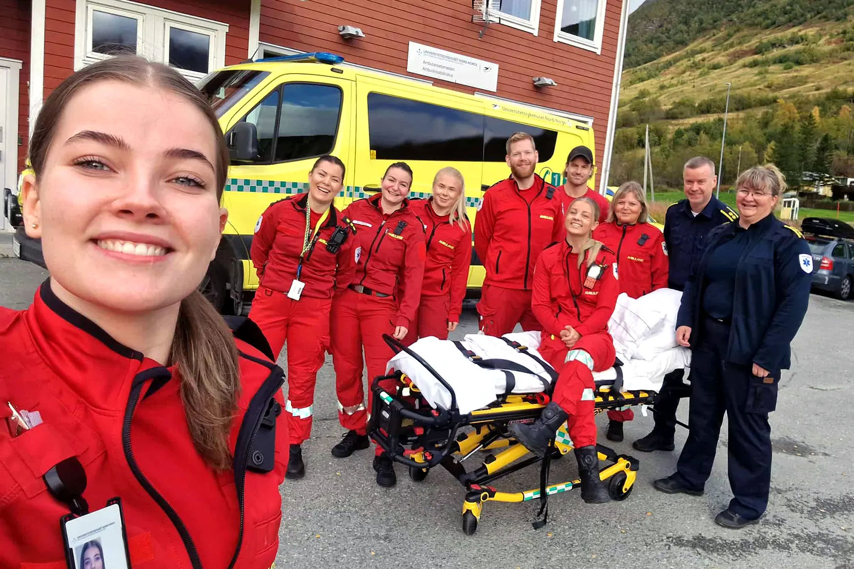 En gruppe mennesker i røde frakker