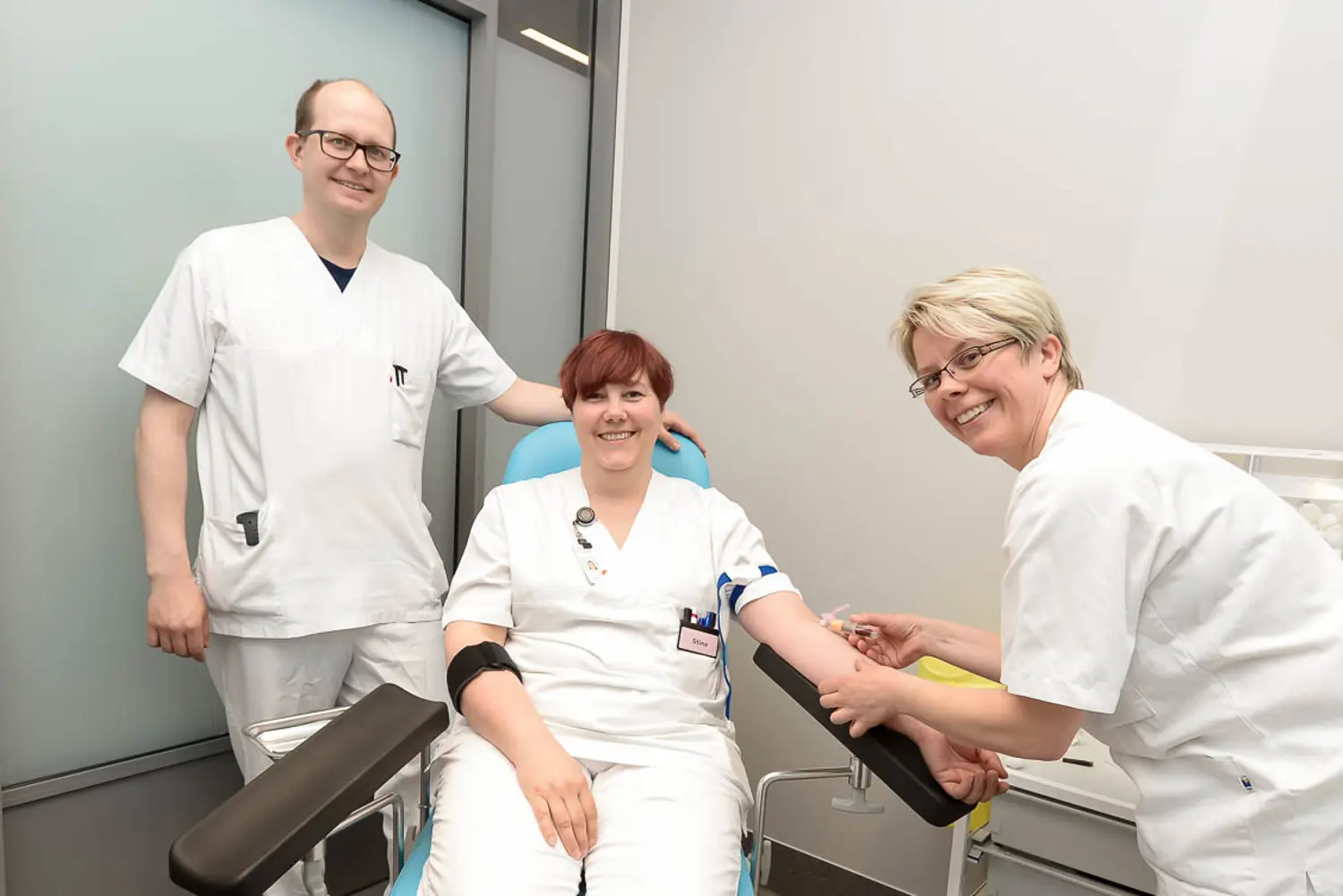 En gruppe mennesker i hvitt arbeidsantrekk
