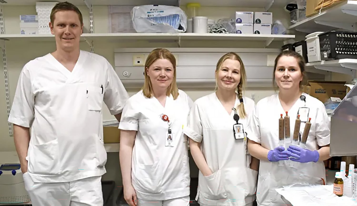 En gruppe mennesker i hvite laboratoriefrakker