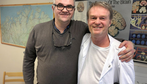 To menn som står sammen