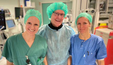 3 klinikere i operasjonsklær