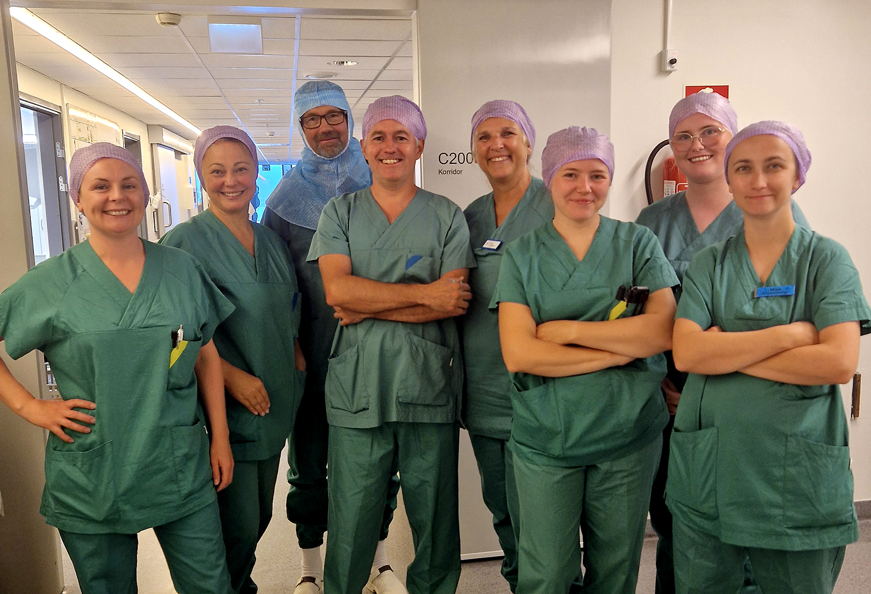 Åtte klinikere i operasjonsuniform