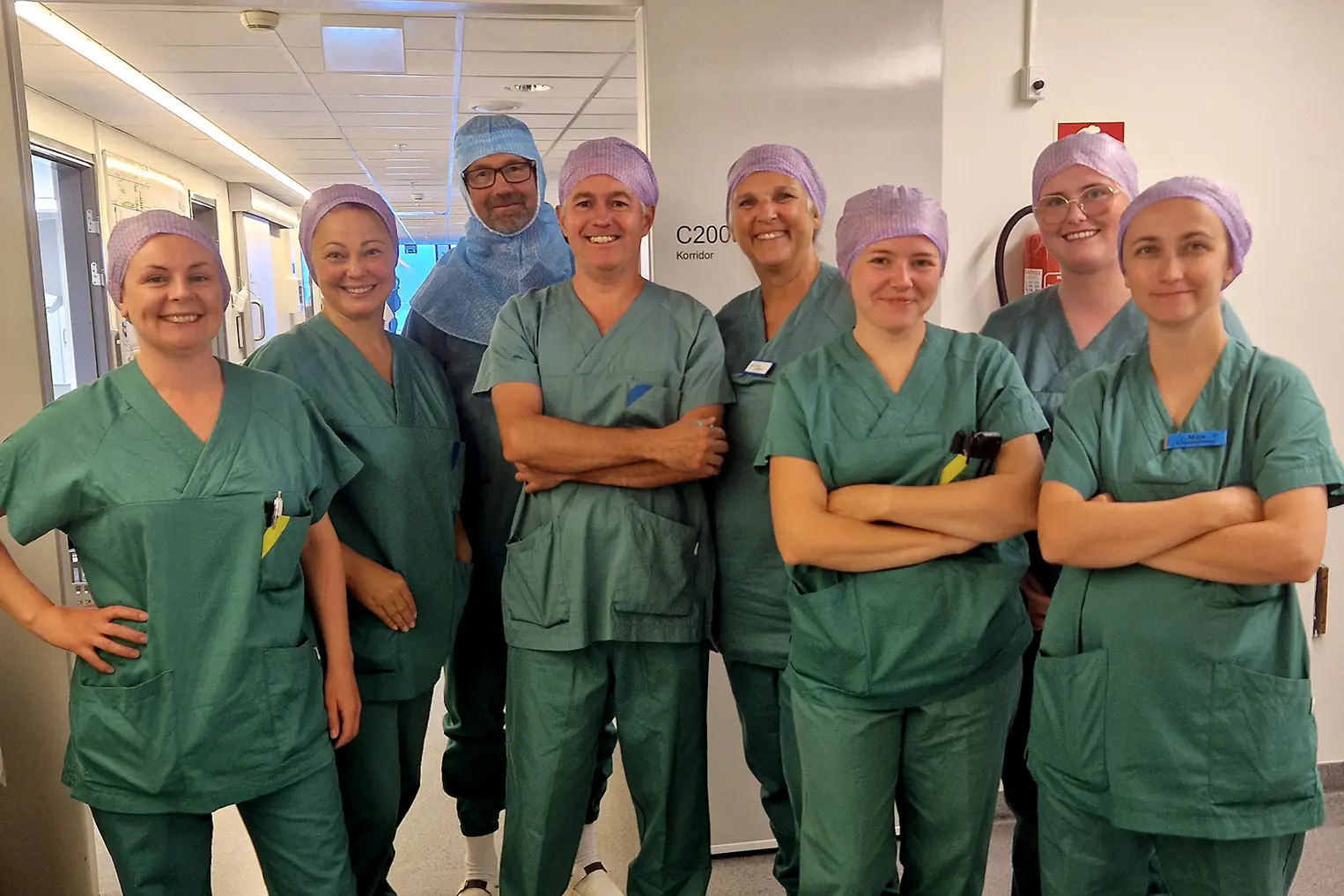 Åtte klinikere i operasjonsuniform