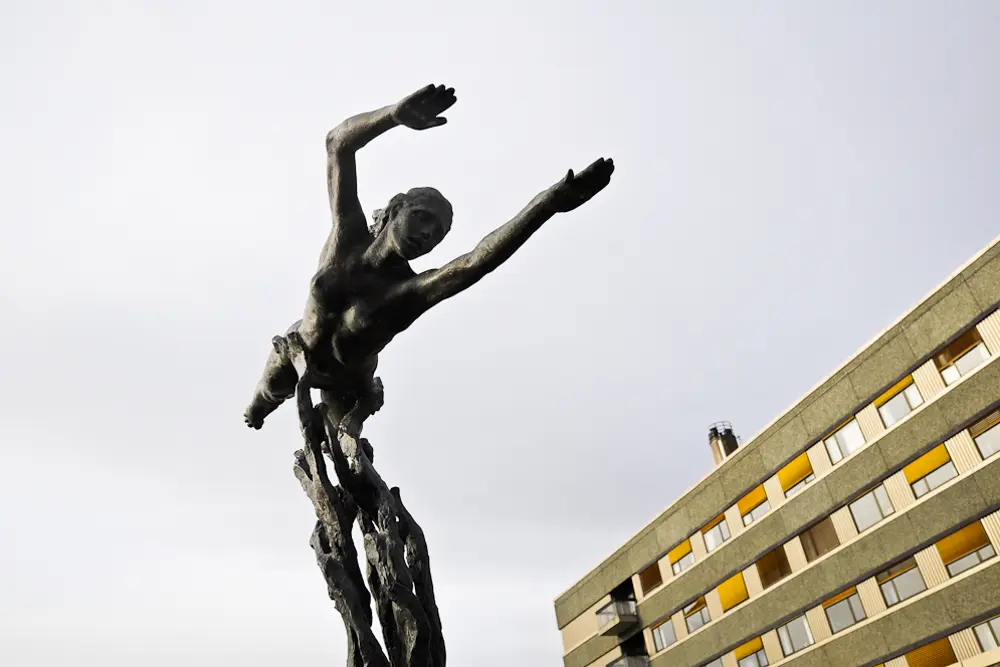 Skulptur utenfor hovedinngang ved UNN Harstad