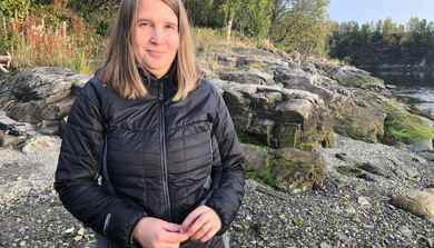 En person som står på en steinete strand