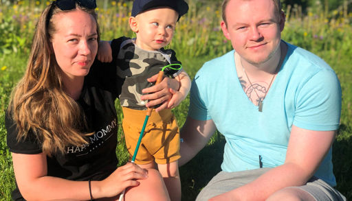 En mann og kvinne med en baby