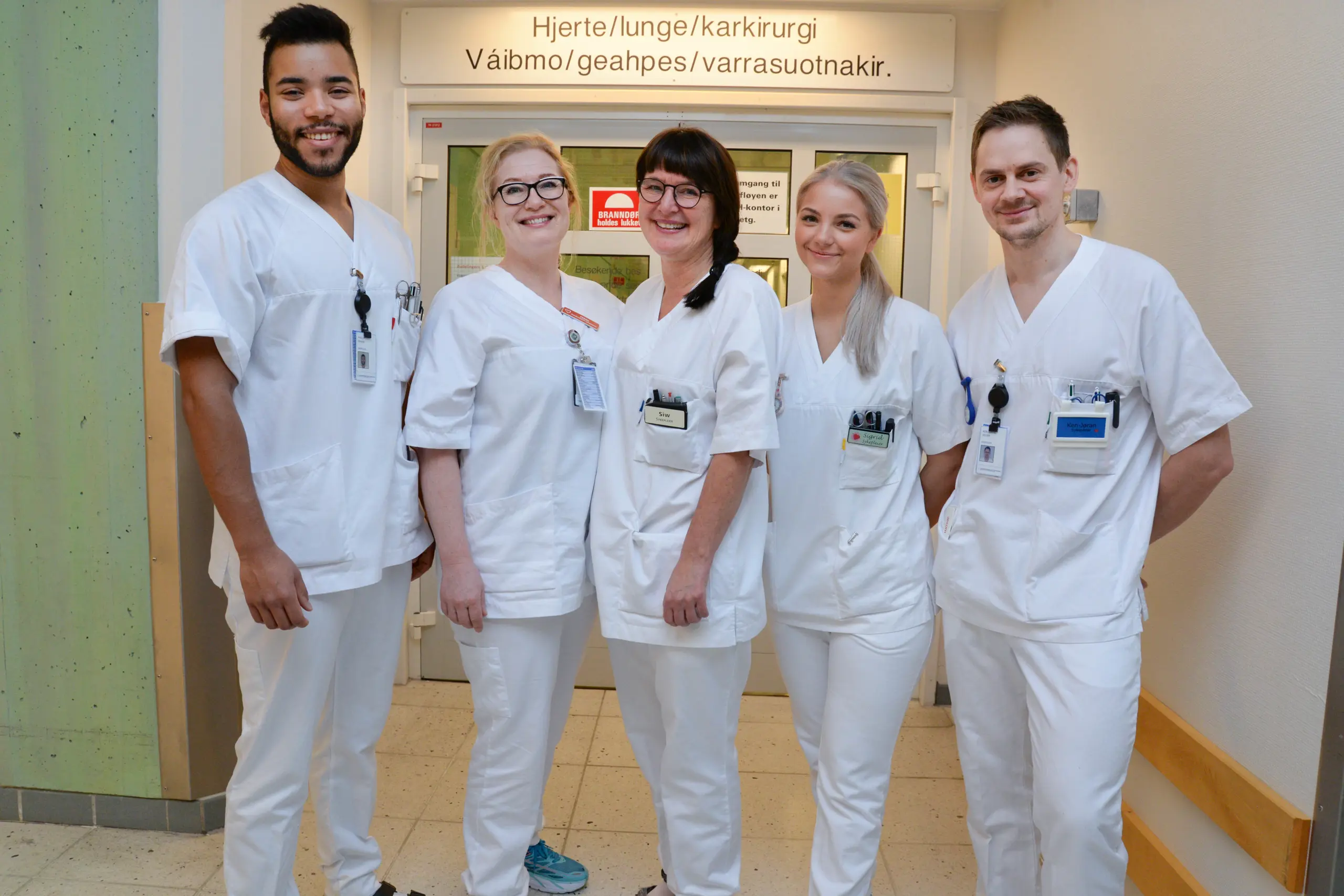 F.v. sykepleier Philip Oware, fagsykepleier Hilde Wang Sørensen, fagsykepleier Siw Aune Johansen, sykepleier Sigrid Indrevik Sep