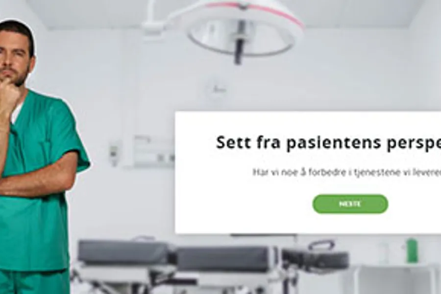 En mann som står foran en skjerm