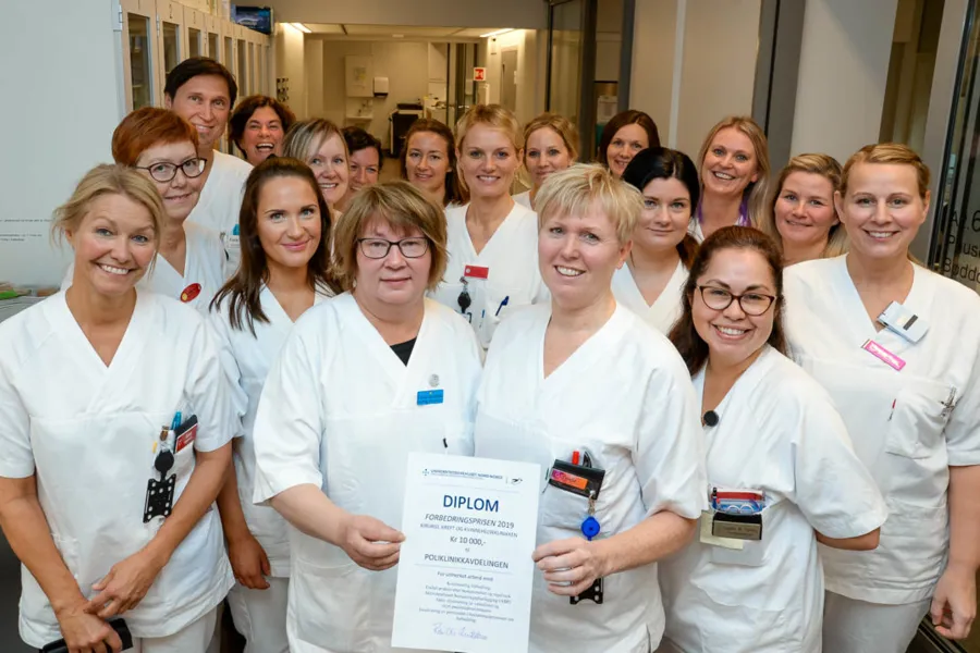 Denne flotte buketten med helsesekretærer og sykepleiere i K3K poliklinikker ved UNN Tromsø har mottatt klinikkens Forbedringspr