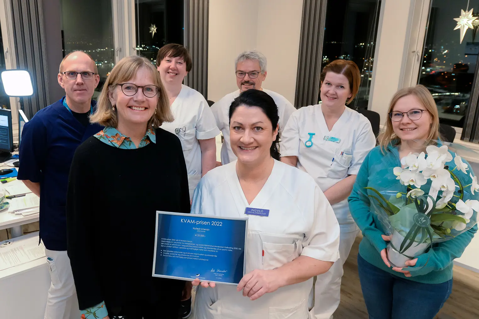 Nyfødtsykepleier Ingvild Dahl mottok KVAM-prisen da adm. direktør Anita Schumacher (foran til venstre) holdt digitalt allmøte fr
