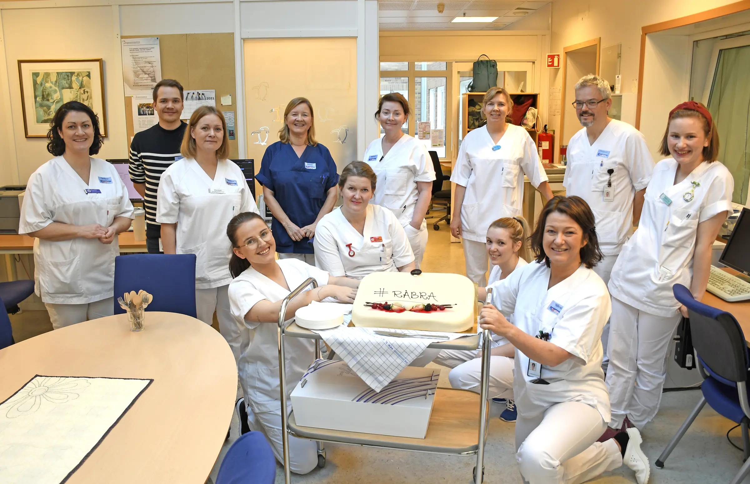 Helsepersonell som har fått kake