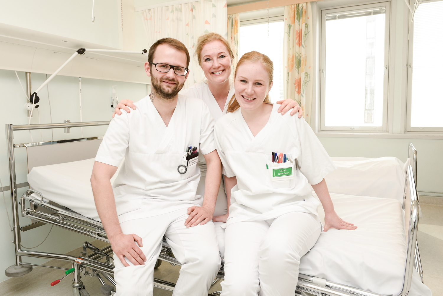 En gruppe mennesker som poserer for et bilde