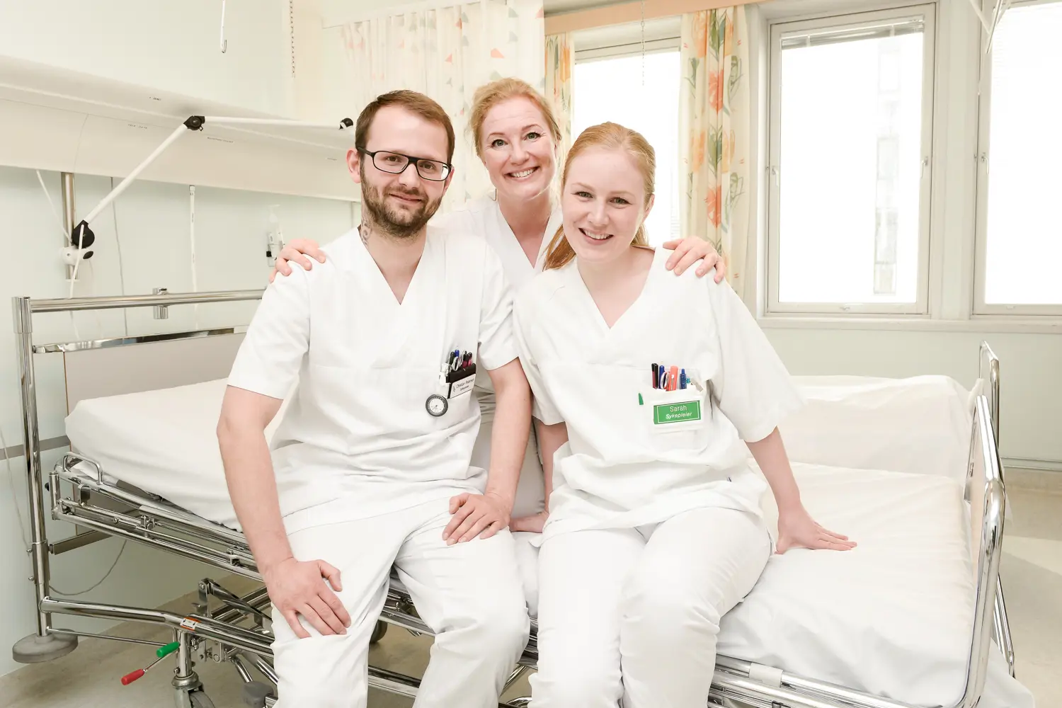 En gruppe mennesker som poserer for et bilde