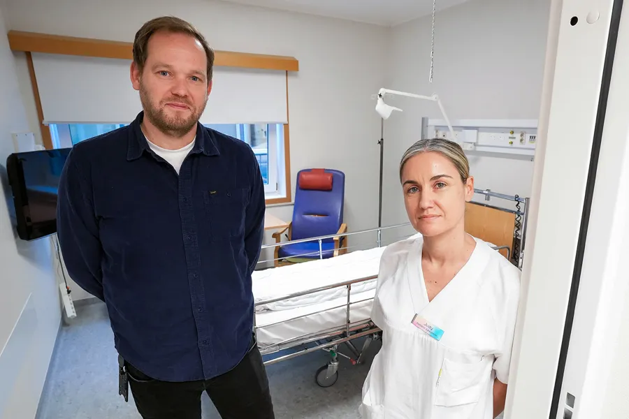 En mann og en kvinne på et sykehusrom