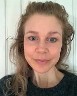 En kvinne med langt hår