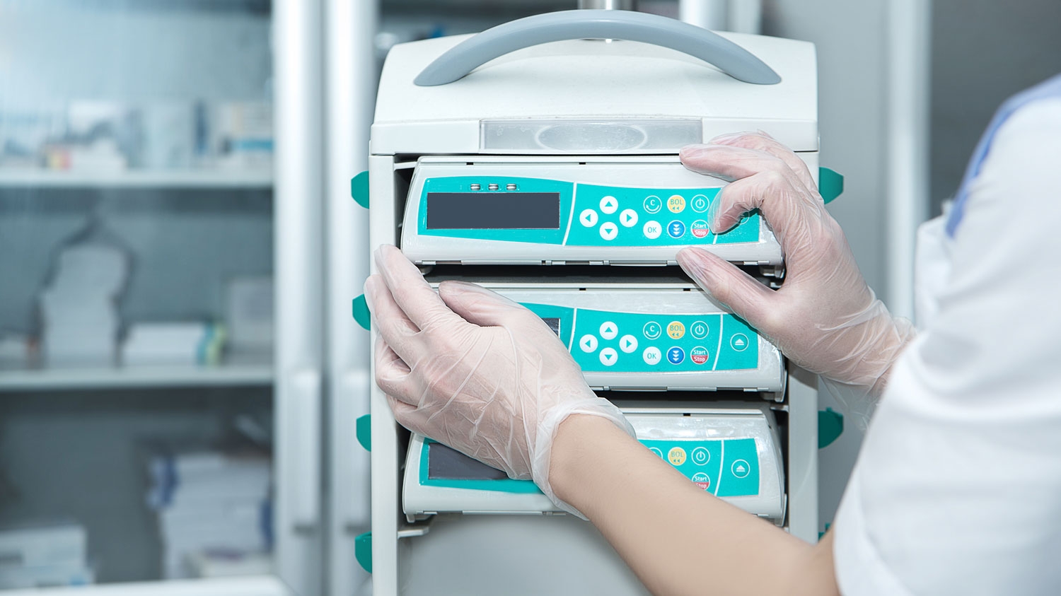 En person som holder en maskin